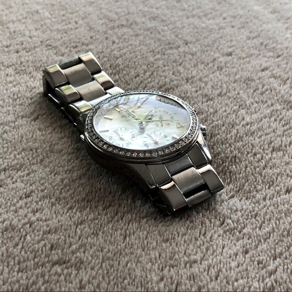 Watch: GUESS Watch, Silver - NO Extra Links or Battery ๐ Bundle Me! - Picture 4 of 10